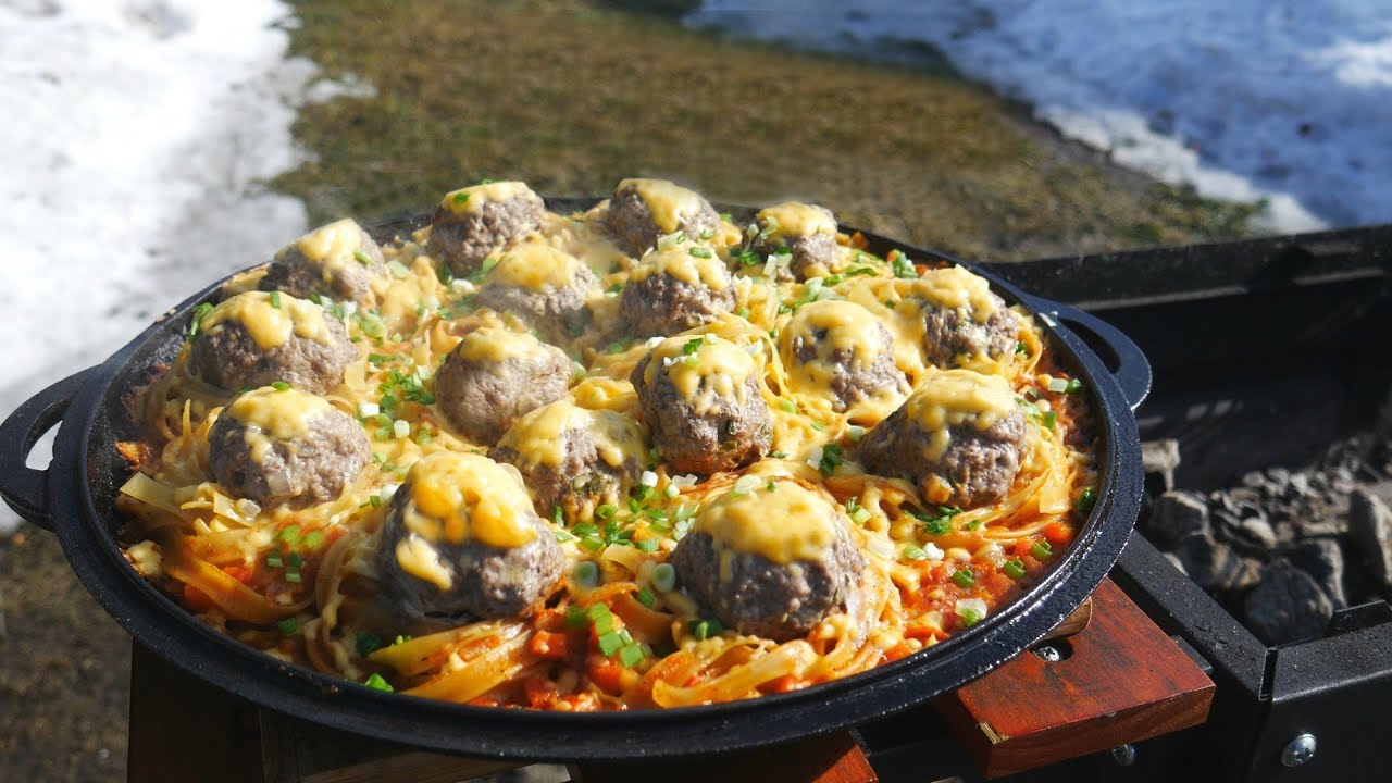 Гнезда из макарон с фаршем в сковороде на огне 0