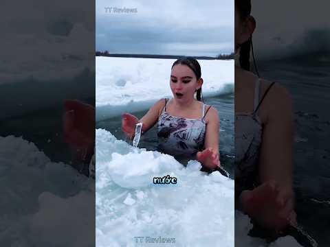 Chị gái ngâm mình dưới hồ nước lạnh -20 độ C và cái kết #shorts