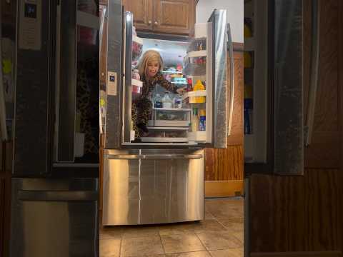 TINY TEXIE CAN FIT IN THE FRIDGE!! #TINYTEXIE #FUNNY #TREND #VIRAL #LOVE #LITTLEPERSON #YT #SHORTS