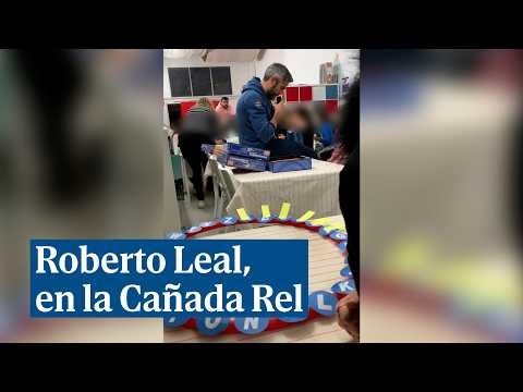 Roberto Leal visita a los niños de la Cañada Real para jugar al Pasapalabra con ellos