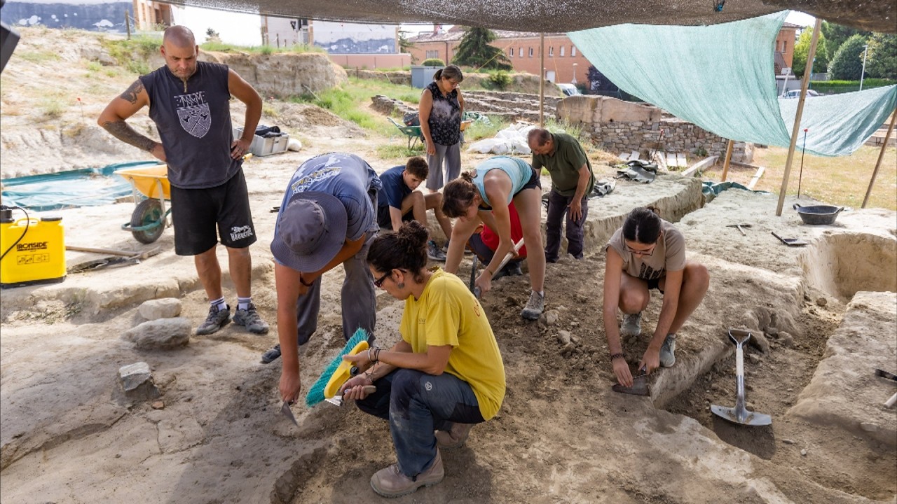 Una moneda de Baitolo, troballa de la campanya d'excavacions al Camp de les Lloses de Tona