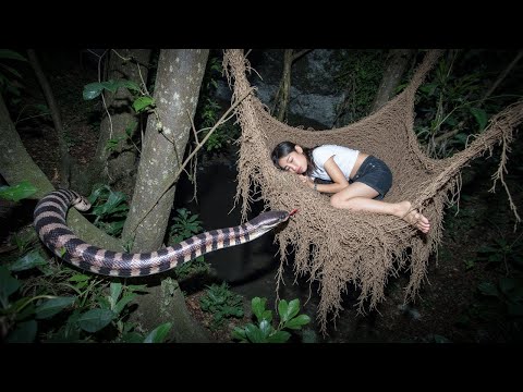 I Survived a Snake Attack - Braiding Spider Webs from Forest Vines to Avoid Danger