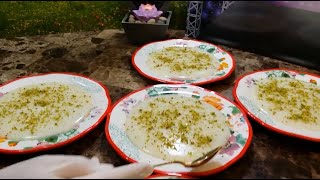 مادام الجو صار بارد .بثلاث دقائق اعملي المحلبي بطعم القيمر بالمكسرات ..طبق حلو بعد الاكل
