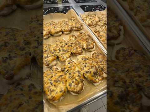 Рецепт запеченной куриной грудки с шампиньонами (без сыра) Накидайте реакций ❤️#рецепт #свамиданя