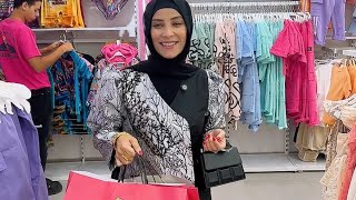 لما تنزلي انتي وجوزك تشترو لبس للعيال 😂