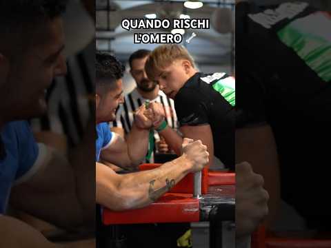Certe posizioni ci si rischia di rompersi #armwrestling