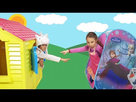 Gaby finge Brincar de Vizinhas com Casas de Brinquedos