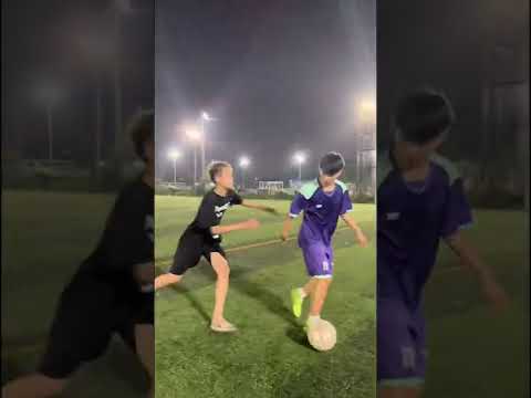 Đi Đá Bóng Có Gái Cổ Vũ Và Không Có  Gái Nó Khác Nhau Quá !!