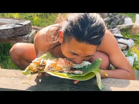 素潜りで獲った真っ青な魚を大量の塩にぶち込む料理