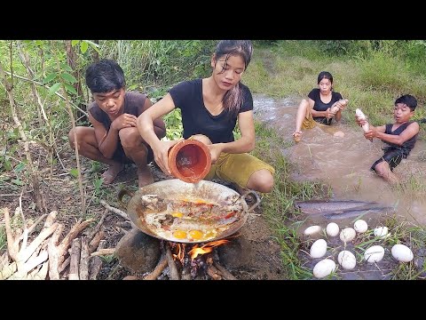 Survival in the forest, Catch fish & Pick egg for jungle food, Fish curry tasty with egg for dinner