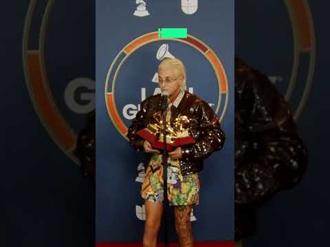 El beso de CA7RIEL y Paco Amoroso tras llevarse 5 premios Latin Grammy 2025