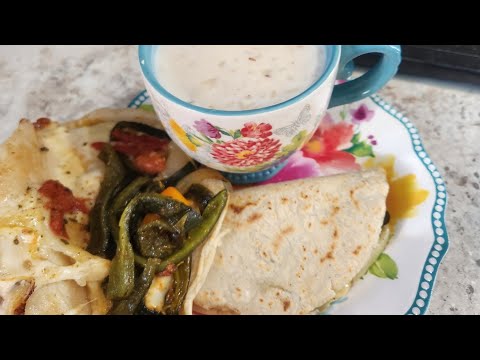 Quesadillas de Rajas de Chiles Poblanos y un atole de arroz