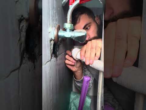 الشرطة الحقيقية في الحمام