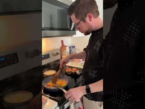 Inaiku konjam different ah pana #canadacouplevlogs #tamilshorts #lifeincanada #chennaicouples #love
