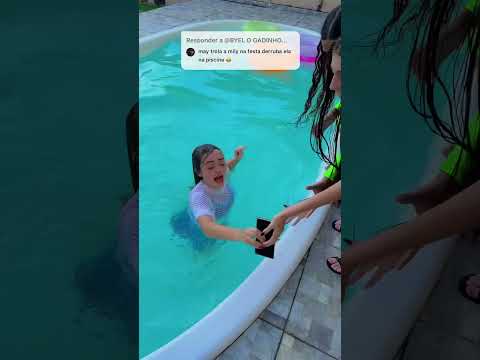 Jogamos o IPhone 15 na Piscina