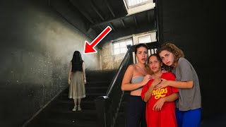 CETTE FILLE ÉTRANGE NOUS ESPIONNE DANS NOTRE HÔTEL #vlog #vacances