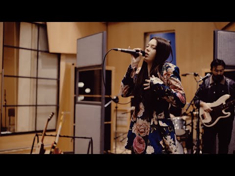 Courtney Hadwin - THAT GIRL DON'T LIVE HERE (Live At Metropolis Studios)