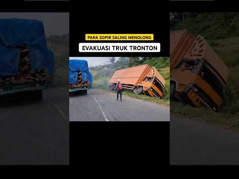 Truk Tronton di Evakuasi