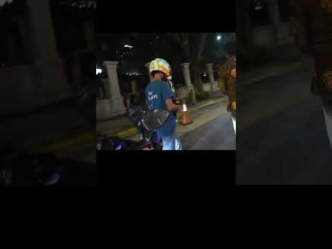 momen speed kasih uang ke ibu ibu jualan di pinggir jalan | ishowspeed Indonesia #shorts #ishowspeed