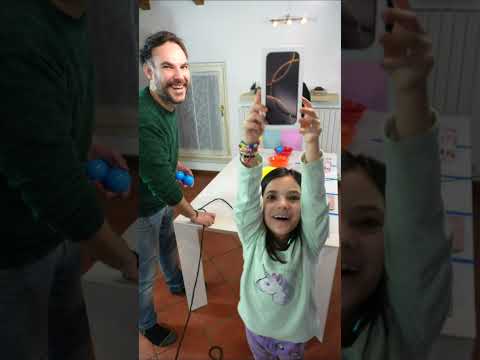 La pallina rotola sul filo❤️🧡💛💚💙💜#challenge #famiglia #giochidatavolo #giochi #family #funny