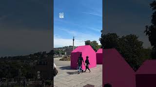 Pinke Häuschen auf dem Stuttgarter Schlossplatz