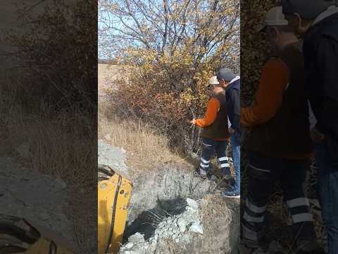 Eski usül Su kuyusu arıyoruz. Kepçeyle kazıyoruz ve sonuç! #viralvideo