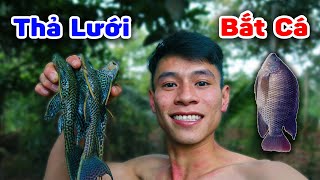 Going to Drop Nets to Catch Stream Fish, Find Food in the Rainy Season