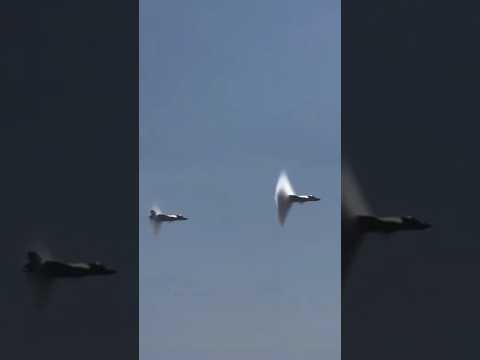 f-35 fighter jet creating Sonic boom over sea।  Venezuela vs usa  #shorts #defencenewshindi