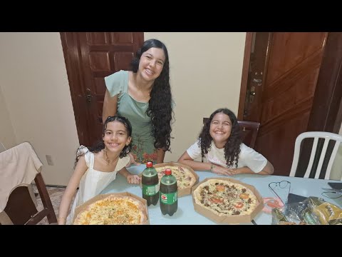 nosso domingo a noite depois da igreja comendo pizza na Sofia consulta das meninas