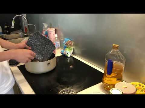 How to make simple boiled pork and eggs for family meals