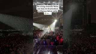Die einzig sinnvolle Weise, wie man ein Drachenboot in Wacken fahren sollte… 🐉 🚣 🌧️