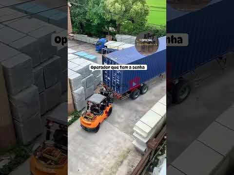 Cargadora ayuda a salir a cami贸n levant谩ndolo #trucks #trailers #camioneros #camiones #camion
