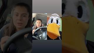 La ragazza è convinta che i cavalli della sua auto siano veri ed il papero si arrabbia
