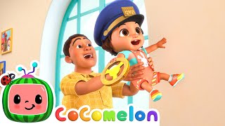 Nina Wheels on the Bus Song 🚌 Sing Along with Nina | CoComelon Nursery Rhymes & Kids Songs
