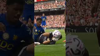 EMILIANO MARTINEZ KOPNIĘTY W GŁOWĘ! 🫣 #chelsea #arsenal #premierleague