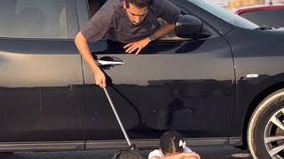 رجا يسرق حقيبة الطفله ولكن لن تصدق ماذا فعل بها!!