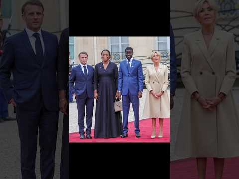 Tapis rouge pour S.E. Faye et sa deuxième épouse à l'Élysée, Paris