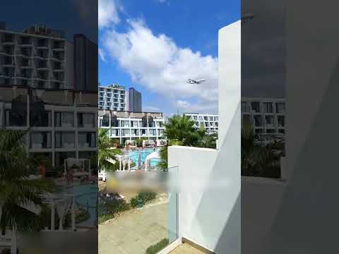 This Guy Tried to Show How Soundproof His Hotel Room Was And It Failed ๐