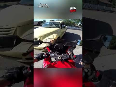 ¿Accidente o agresión?, Motociclista rompe el vidrio de un vehículo que lo rozó. #youtubeshorts