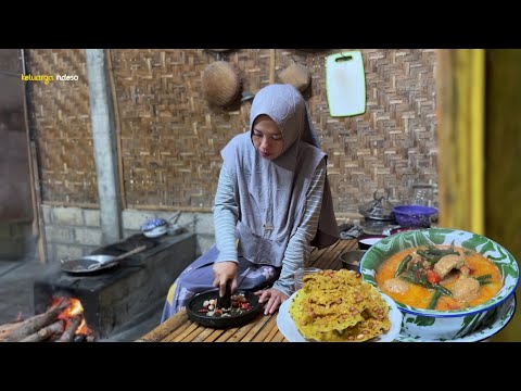 Sayur lodeh tahu bulat kacang panjang,peyek kacang, makan bersama keluarga, masakan desa