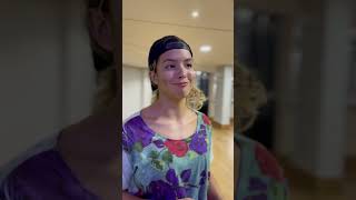 Moradora de rua deixa de comer para fazer uma criança feliz