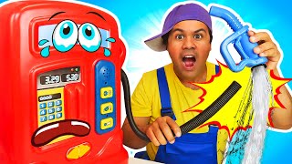 Ops, quebrou a mangueira no posto de gasolina! 🔧 Será que o mecânico de brinquedos vai consertar?