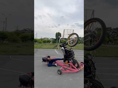 La misma jaja 😅 #stunt. #parati  #videoviral  #videoshort  #videoshorts  #shortvideo  #video  #rels
