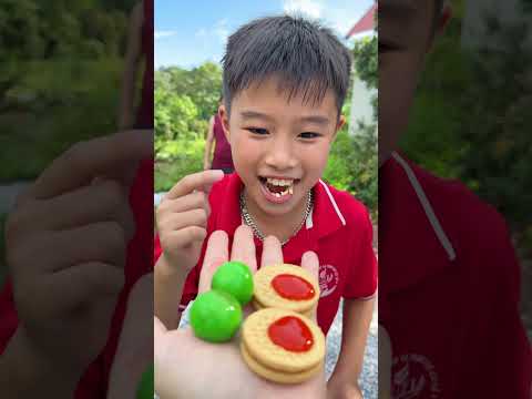 Cậu bé tốt bụng ăn kẹo dâu và kem Celano ,ớt cay siêu ngon sự kết hợp hoàn hảo