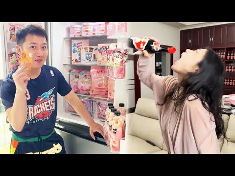 爸爸给东东塞满一冰箱粉零食！妈妈扒拉标签惊喊：这得藏多少私房钱？下秒发现全刷她的卡【东东一家】