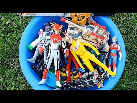 Mencari Mainan Ultraman | Ultraman ROSO | Kamen Rider W | Ultramen