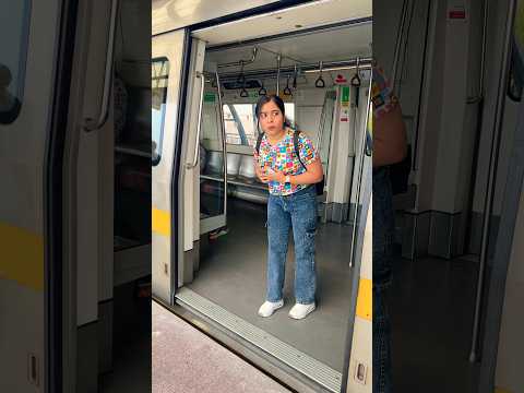 Delhi #metro m bachke rehna pdega? #shorts #comedy #funny #vidhusharma23 #metrogirl #ashortaday