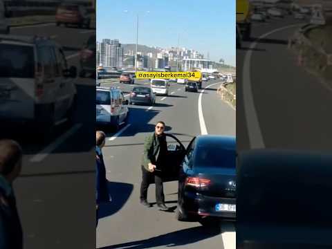 Emniyet şeridini kullanan ve resmi araç olduğunu söyleyen sürücü, tıra çarptı ve tartışma çıktı.
