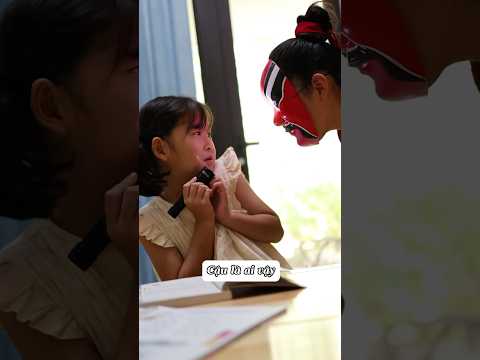 Tôi Phát Hiện Người Tí Hon Bên Trong Bức Tường