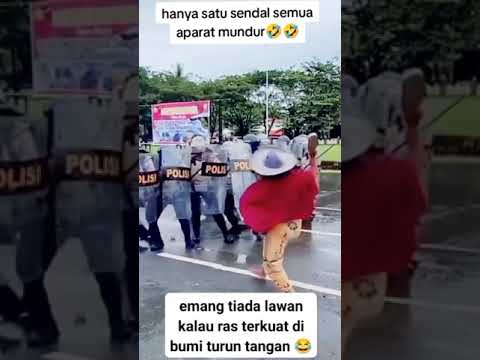 Jurus emak2 bikin aparat mundur 😅😅#shorts